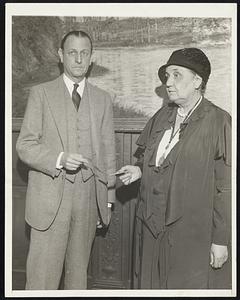 Jane Addams wins Annual $5,000 Achievement Prize. Jane Addams, internationally known welfare worker, photographed in New York City October 13 as she received the annual $5,000 pictorial review achievement prize from Percy Waxman, editor. The prize is given each year to the woman who, in the opinion of the judges, contributes most to the national life in letters, art, science, philanthropy or social welfare. Miss Addams is head of the Hull House in Chicago. Last year the prize went to Mrs. Carrie Chapman Catt, suffrage worker.