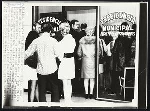 Mexican Divorce Seekers-- Long lines of U.S. residents reportedly mostly from New York Chicago and California, crowed the office of "registro de extranjero" (Foreign registration) Thursday in Juarez Mexico, to file petitions for "easy" divorces before the new Chihuahua divorce law, killing the multi-million dollar border divorce business goes into effect Saturday
