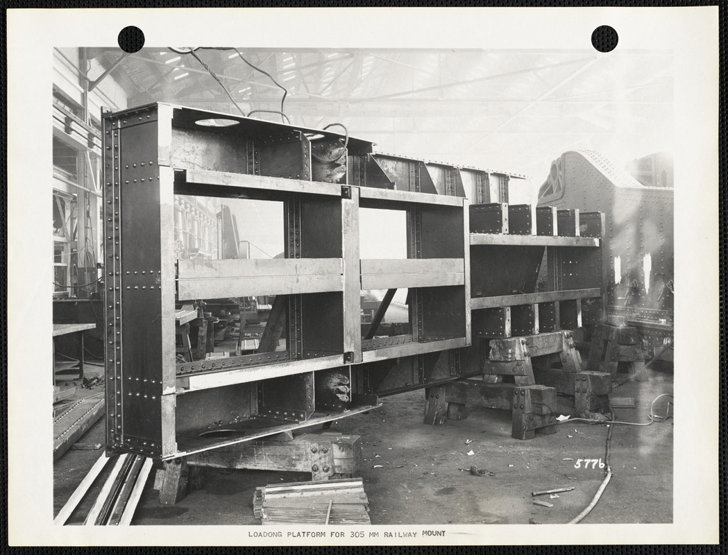 Loading platform for 305 MM railway mount