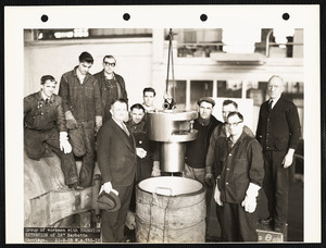 Group of workmen with trunnion extension of 16" barbette carriage