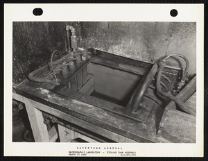 Macrographic laboratory, etching tank assembly