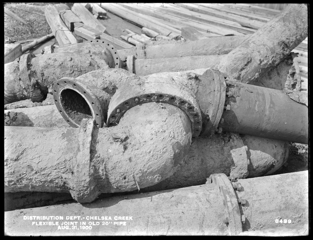 Distribution Department, Low Service Pipe Lines, flexible joint in old 20-inch pipe, Chelsea Creek; Chelsea; East Boston, Mass., Aug. 31, 1900