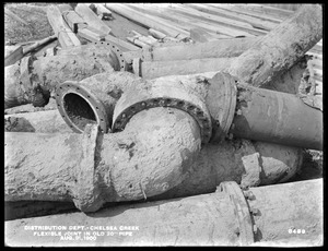 Distribution Department, Low Service Pipe Lines, flexible joint in old 20-inch pipe, Chelsea Creek; Chelsea; East Boston, Mass., Aug. 31, 1900