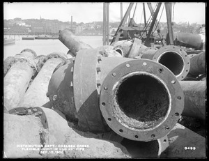 Distribution Department, Low Service Pipe Lines, flexible joint in old 20-inch pipe, Chelsea Creek; Chelsea; East Boston, Mass., Sep. 10, 1900