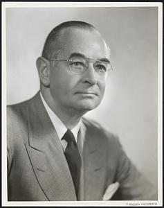 Sylvania 1952 TV Line will be shown to dealers by Adams Distributors at 70 Brookline avenue showrooms during three-day open house beginning Tuesday. Hosts will include L. Sherman Adams, president (above), and Ralph B. Knapp, Jr., general manager of the firm.