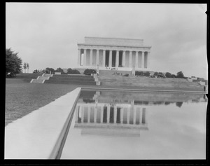 Lincoln Memorial in Reflecting Pool, Washington