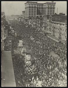Parade of Mardi Gras floats, Canal St., New Orleans, La.