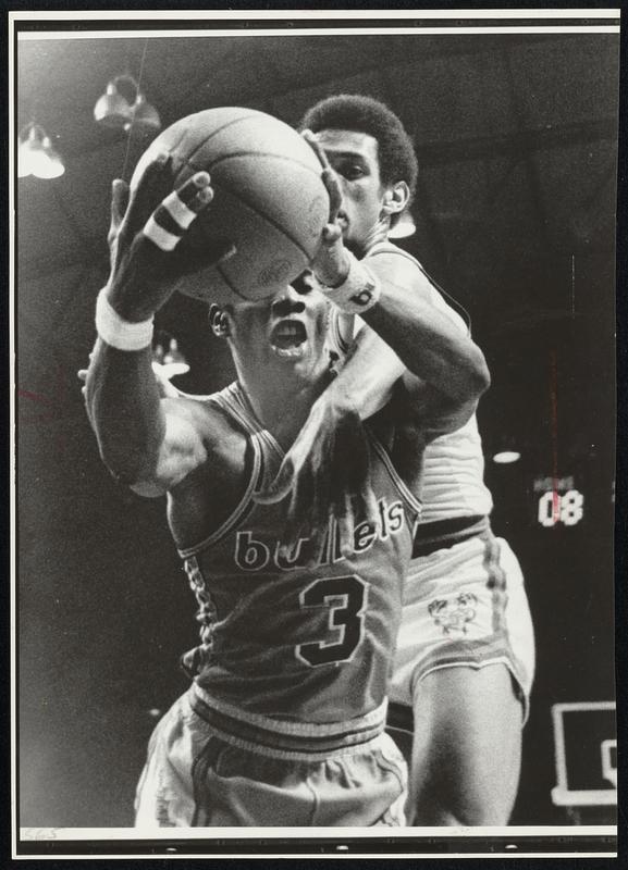 Baltimore Bullets guard Fred Carter fights for the ball