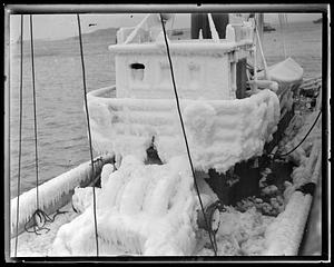Trawler Surf - iced up: steam trawler Surf