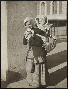 Hungarian women + child at Ellis Island.