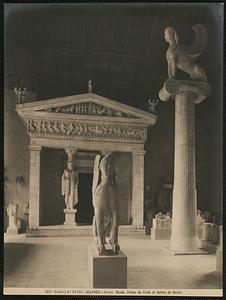 Delphes - Grèce. Musée. Trésor de Cnide et Sphinx de Naxos