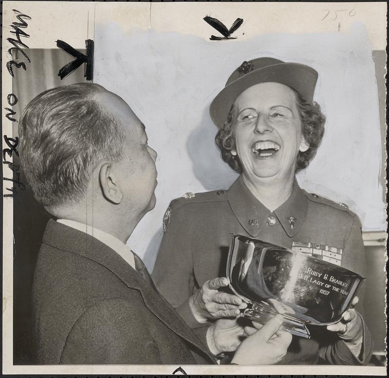 Army nurse receives trophy