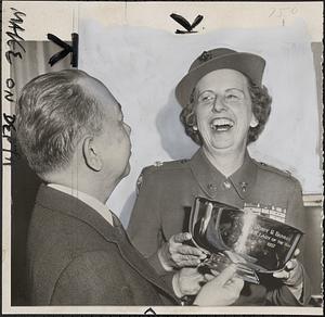 Army nurse receives trophy