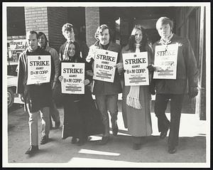 Railroad Union pickets outside North Station.