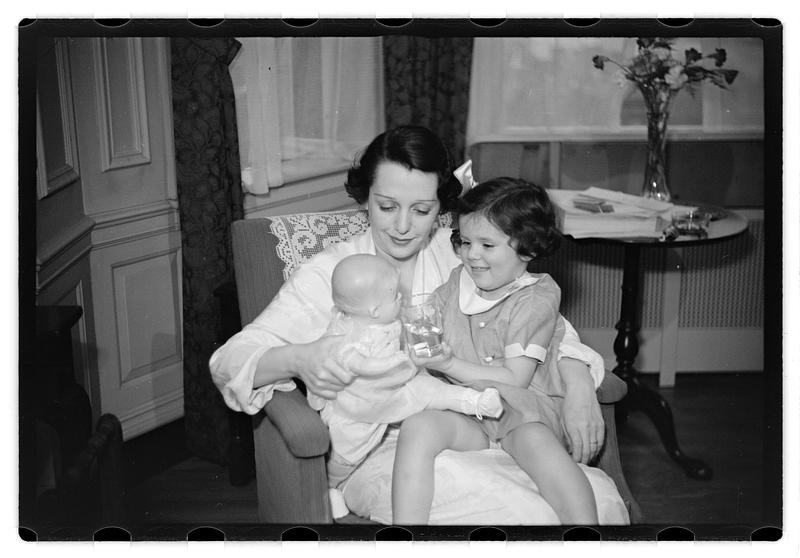 Bebe Daniels and family