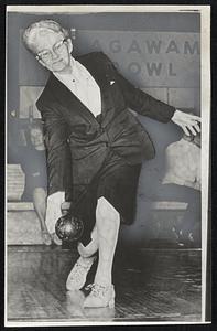 Garden, Miss Minnie Agawam, Mass. 82 Enters Candlepin Bowling Hall of Fame Saturday, Aug. 28, 1971 at Shawmut Inn, Kennebunkport, Maine. Annual World Candlepin Bowling Council ceremonies.