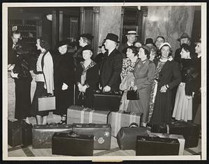 Nineteen downtown San Francisco hotels which have been strike locked since May 1, are set to reopen as striking unions agreed with owners to tentative terms and actual opening waiting on the formalities of signing contracts. Photo shows guests seeking to register.