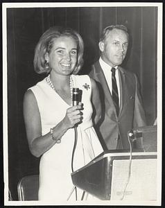 Campainging for her husband, Mrs. Kevin White appears at Parker House with State Treasurer Robert Crane.