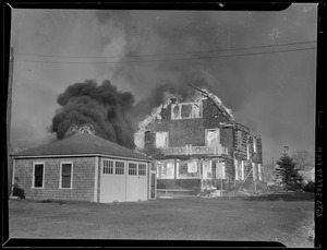 Disaster - fires, waterfront cottage area - see aerial