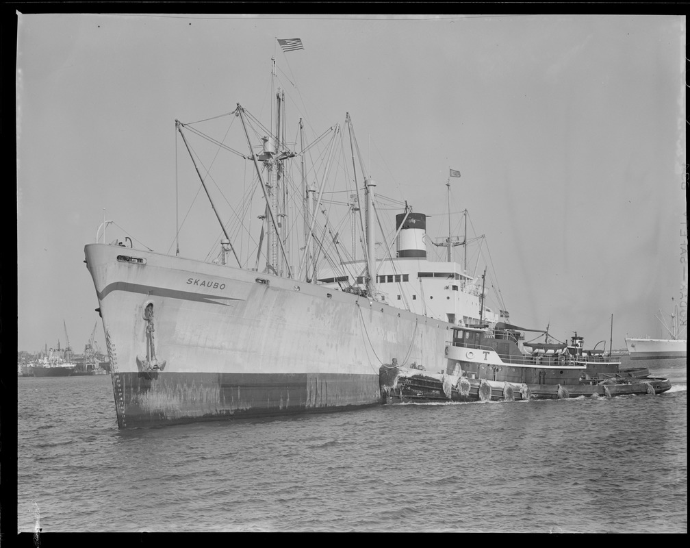 Tug "Juno" assisting firefighter "Skaubo" at Commonwealth pier on a windy day