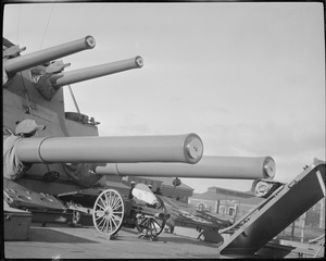 Big guns on Navy ship, Navy Yard