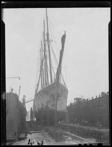5-masted Edna Hoyt in drydock