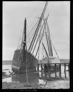 Old hulks "Hesper" and "Luther Little." Wiscasset, Maine.