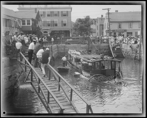 Power cruiser "Pirate" capsizes in storm off Marblehead - 3 drowned