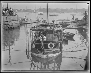 Power cruiser "Pirate" capsizes in storm off Marblehead - 3 drowned