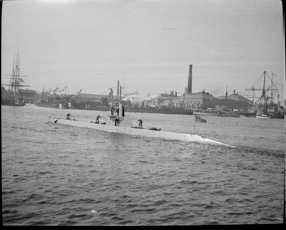 Submarine coming into navy yard - Digital Commonwealth