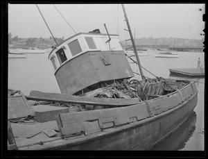 Abandoned fishing boat - Maria Del Soccorso? Winthrop, Mass. - Reid's Boat Yard