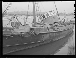 Abandoned fishing boat - Maria Del Soccorso? Winthrop, Mass. - Reid's Boat Yard