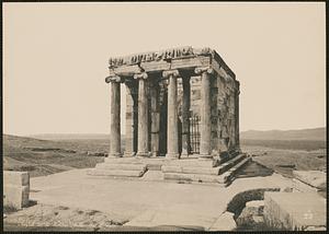 Temple de la Victoire Aptère, vue de face