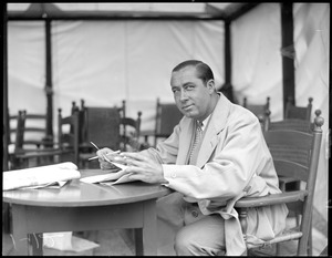Walter Hagen at Brae Burn, writing up the amateur rounds