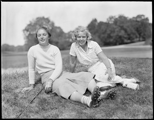 Two women golfers