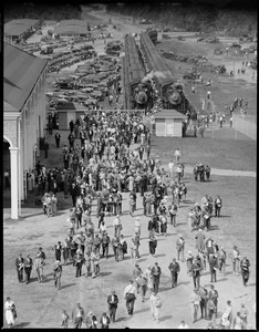 Crowds move at Rockingham track in Salem, N.H., by train