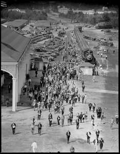Crowds arriving at Rockingham Track by train, Salem, N.H.