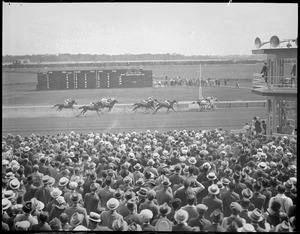 Crowd watches race at Rockingham
