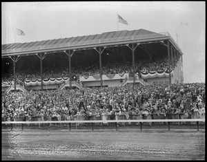 Crowd at Rockingham, Salem, N.H., for horse race