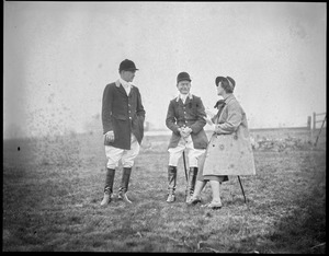 English riders speak with woman (possibly Eleonora Sears). (See contact)