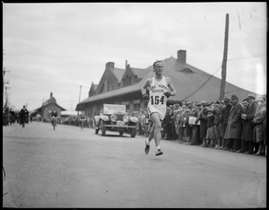 Clarence DeMar comes in eighteenth in 1932 marathon