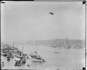 Airship flies over Thames River as Harvard beats Yale, New London, Conn.