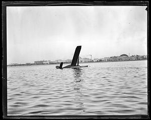 Airplane accident in Charles River