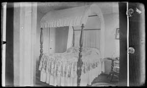 Four poster bed w/ canopy