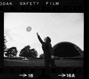 Frisbee toss at Charles embankment band shell, Boston