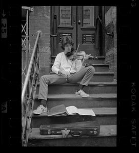 Summertime street violinist, Boston