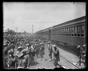 Soldiers getting off of a train