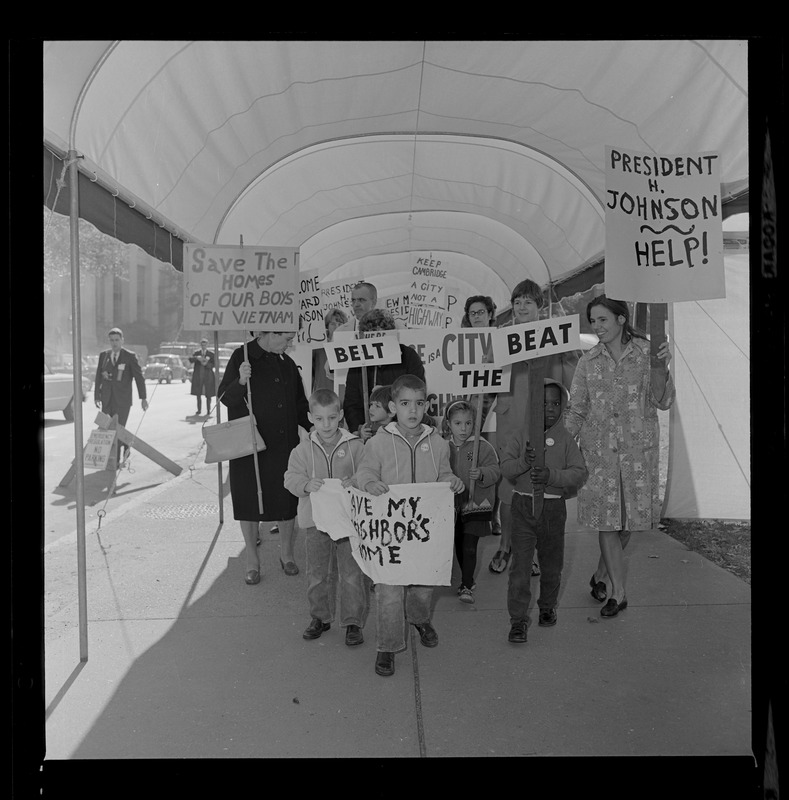 Picketers protesting the planned inner belt through Cambridge during the inauguration of new MIT President Howard Johnson