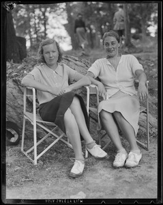 Two women golfers