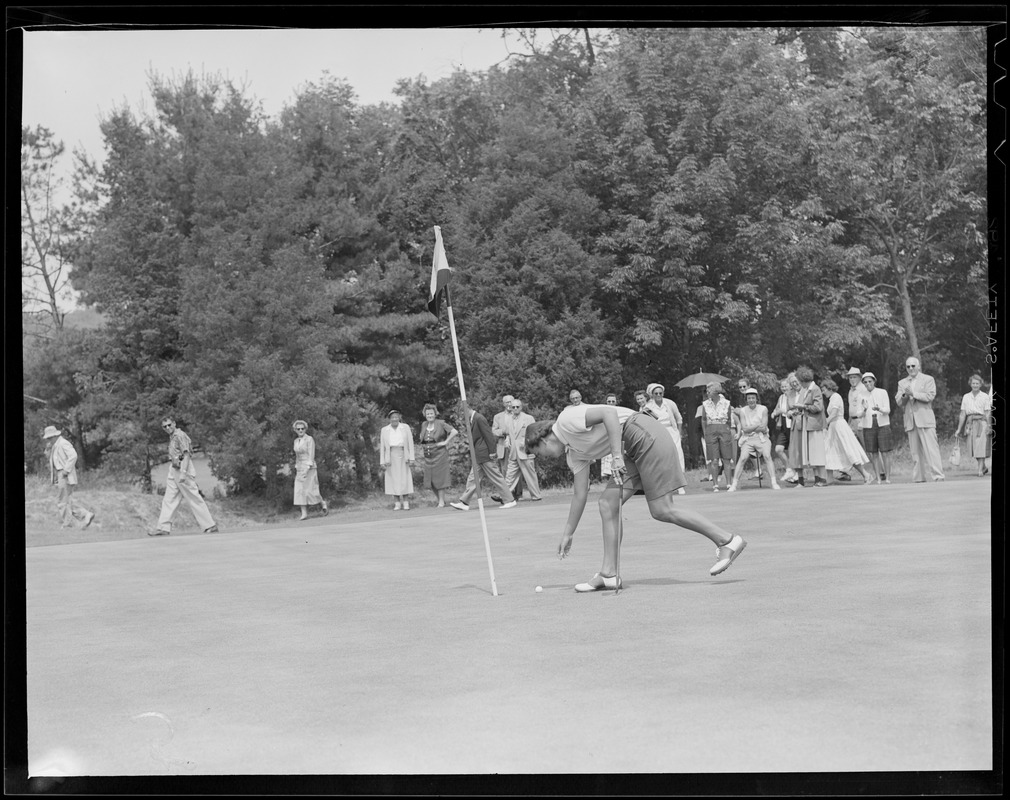 Mrs. Donald McCluskey marks her ball at Pine Brook during State finals